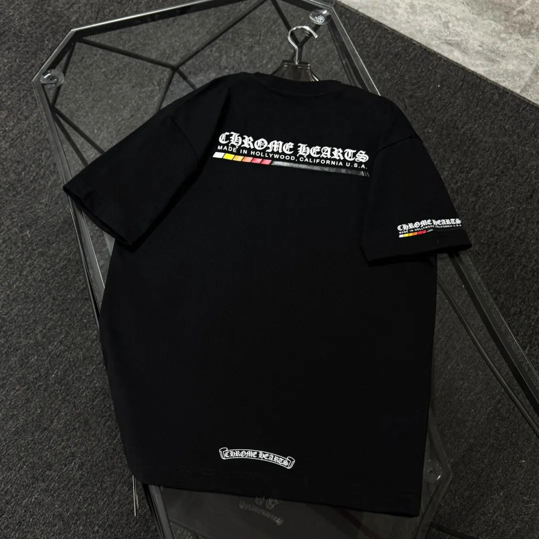 P180 Chrome Hearts Chrome Hearts 25 high-end versions. The fabric is made of 300 grams of high-density pure cotton. It does not deform or shrink. It has three labels. It is the same style for men and women. Technology: suede foaming + digital printing. Color: white, black. SIZE: S-XL.